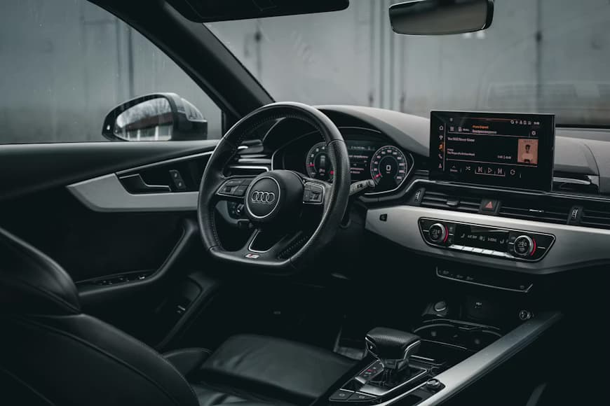 Interior de veículo premium mostrando acabamento detalhado